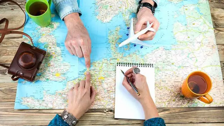 Dos personas planifican un viaje ARCHIVO