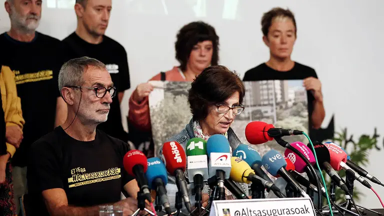 GRAFCAV9242. PAMPLONA (NAVARRA), 10/10/2019.- Los padres y madres de los ocho jóvenes de Alsasua condenados por el Tribunal Supremo a penas de entre 1 año y medio y 9 años y medio de prisión por agredir a dos guardias civiles y sus parejas en 2016 han anunciado este jueves en una rueda de prensa su intención de llevar el caso al Tribunal Europeo de Derechos Humanos de Estrasburgo. EFE/ Jesus Diges