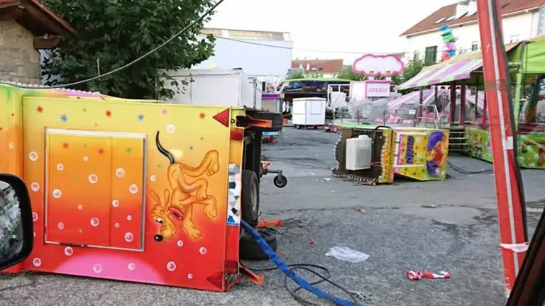 Caravanas de los feriantes en lekumberri volcadas de madrugada. CEDIDA