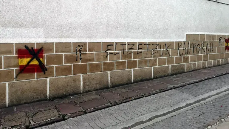 Pintadas contra los hijos de la Guardia Civil en Bera. CEDIDA