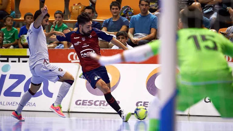 Partido de futbol sala entre Osasuna Xota y Levante jugado en el Pabellón Anaitasuna. MIGUEL OSÉS