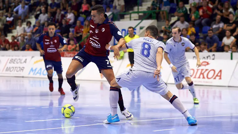 Partido de futbol sala entre Osasuna Xota y Levante jugado en el Pabellón Anaitasuna. MIGUEL OSÉS