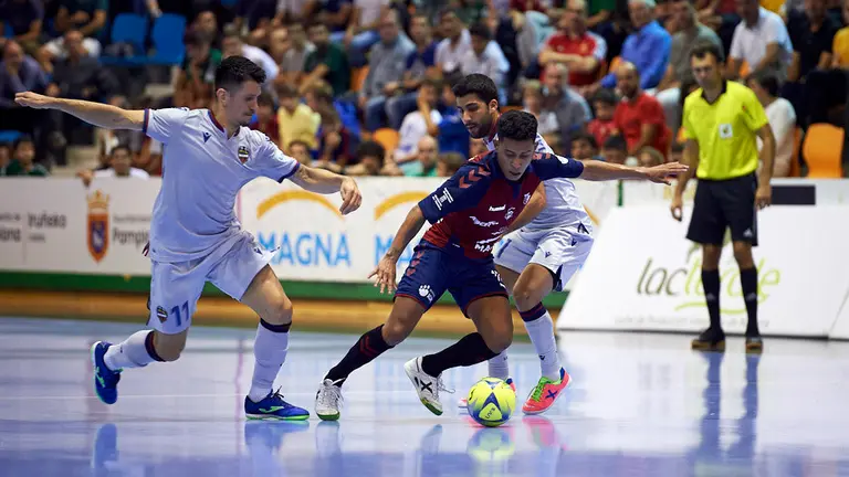 Partido de futbol sala entre Osasuna Xota y Levante jugado en el Pabellón Anaitasuna. MIGUEL OSÉS