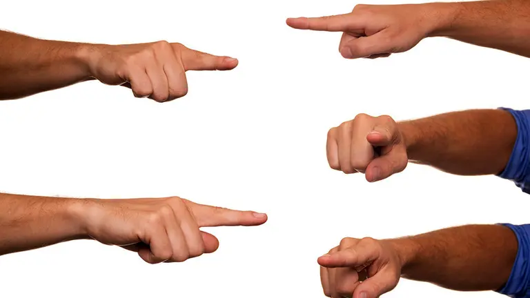 Varias personas señalan al mismo tiempo en distintas direcciones.