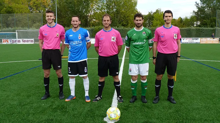 Trio arbitral y capitanes del Huarte - San Juan en el nuevo Areta.