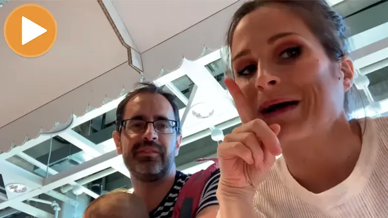 Verdeliss y su marido, antes de coger el vuelo hacia Estados Unidos (player)