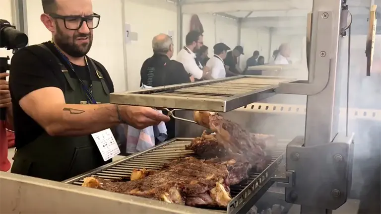 Carlos Corral, del asador Casa Lola de Tudela, en el Concurso Nacional de Parrillas, celebrado en San Sebastián CEDIDA