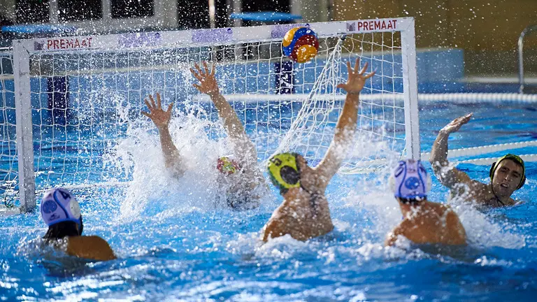 Partido entre Waterpolo Navarra - CN Barceloneta en las instalaciones de Amaya. MIGUEL OSÉS