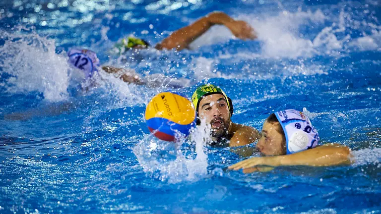 Partido entre Waterpolo Navarra - CN Barceloneta en las instalaciones de Amaya. MIGUEL OSÉS