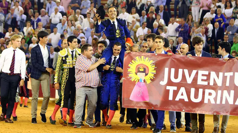 El Cid en su salida a hombros este sábado de la plaza de toros de Zaragoza