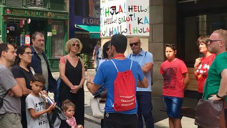 Visita guiada en Pamplona para un grupo de turistas CEDIDA