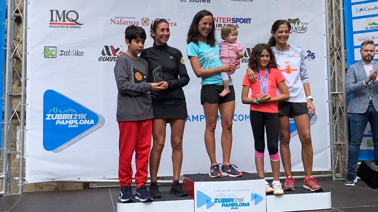 Podium femenino de la carrera Zubiri - Pamplona. @zubiripamplona.