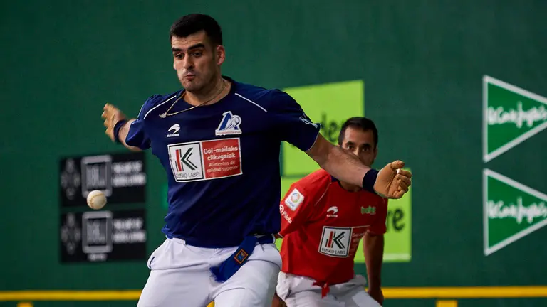 Partido entre Bengoetxea VI y Ezkurdia en el frontón de Lekunberri. MIGUEL OSÉS