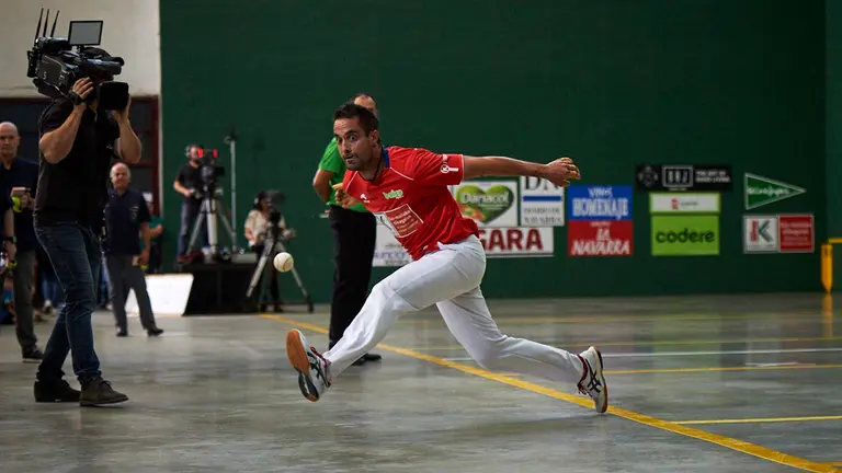 Partido entre Bengoetxea VI y Ezkurdia en el frontón de Lekunberri. MIGUEL OSÉS
