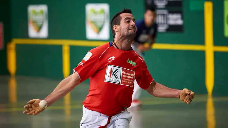 Partido entre Bengoetxea VI y Ezkurdia en el frontón de Lekunberri. MIGUEL OSÉS