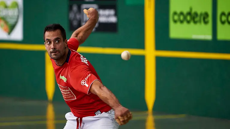 Partido entre Bengoetxea VI y Ezkurdia en el frontón de Lekunberri. MIGUEL OSÉS