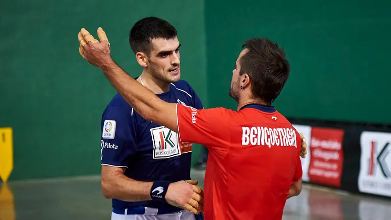 Partido entre Bengoetxea VI y Ezkurdia en el frontón de Lekunberri. MIGUEL OSÉS