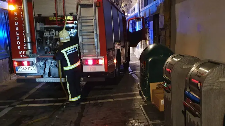 Exntinción de un incendio en el Casco Antiguo de Pamplona BOMBEROS