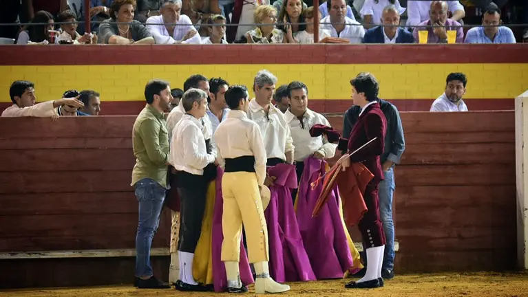 El torero navarro Toñete termina la temporada con una salida a hombros en Palos de la Frontera y brindis a su cuadrilla. CEDIDA. (4)