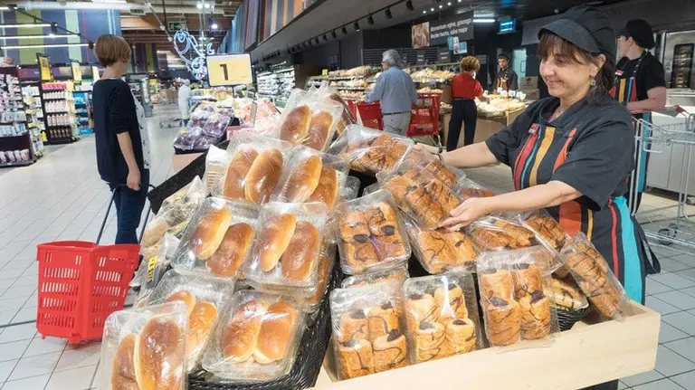 Sección de bollería en un supermercado Eroski EROSKI
