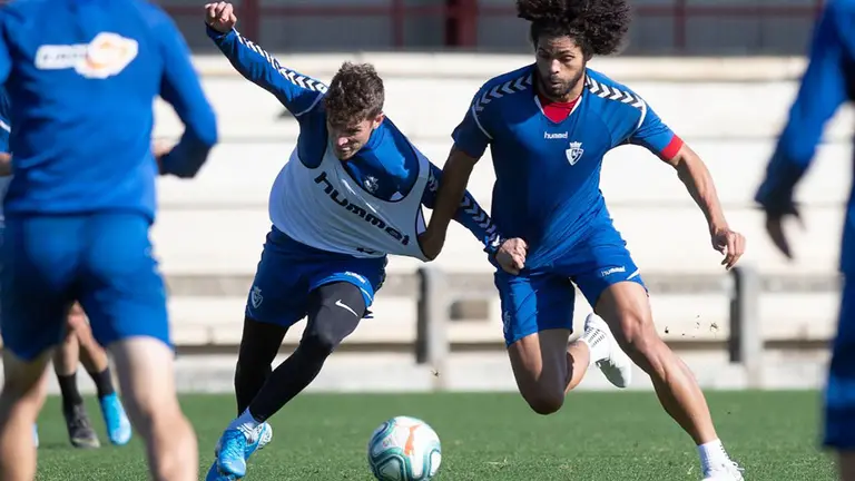 Los futbolistas de Osasuna durante un entrenamiento en Tajonar OSASUNA