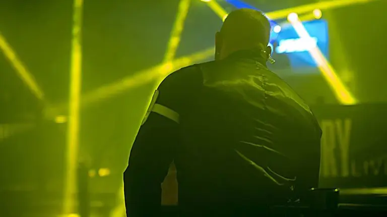 Portero de un club trabajando como vigilante de seguridad ARCHIVO