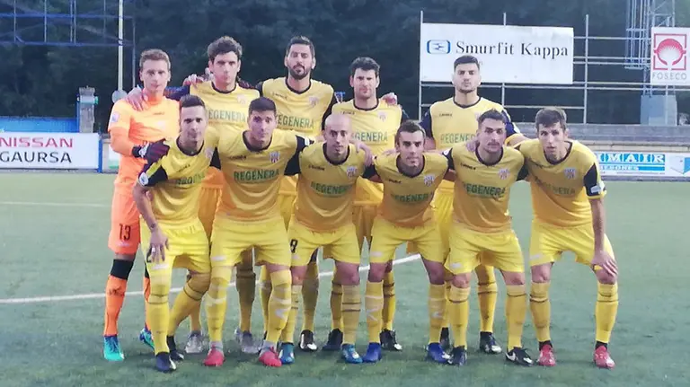 Equipo titular del Izarra en el campo de Tabira. @CD_Izarra.