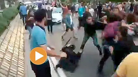 Un agente de la Guardia Civil interviene para salvar a una agente de los Mossos de una paliza en Barcelona.