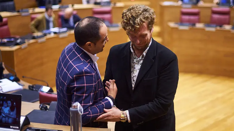 Ramón Alzorriz, portavoz del PSN, junto a Maiorga Ramirez, durante el pleno parlamentario. MIGUEL OSÉS