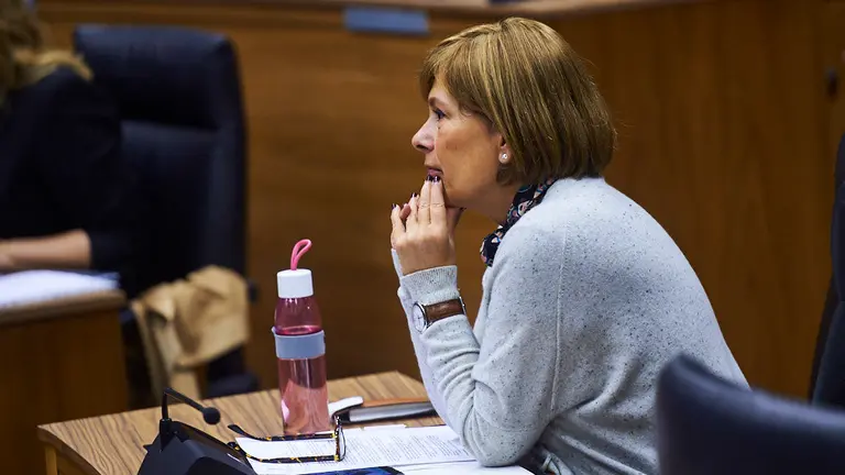 La expresidenta del gobierno de Navarra Uxue Barkos, Geroa bai, durante el pleno parlamentario. MIGUEL OSÉS