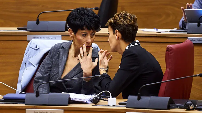 Elma Saiz, consejera de hacienda del gobierno de Navarra, habla con la presidenta de Navarra María Chivite durante el pleno parlamentario. MIGUEL OSÉS