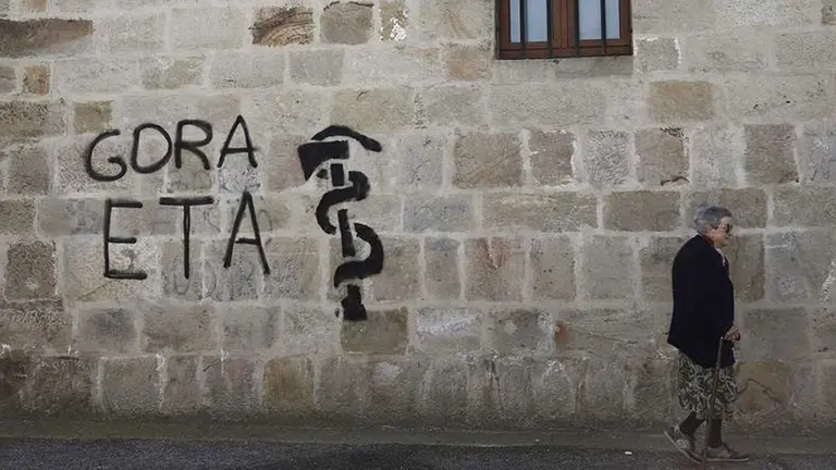Imagen de una pintada a favor de ETA realizada en 2017 en la pared de una vivienda de Iturmendi EFE