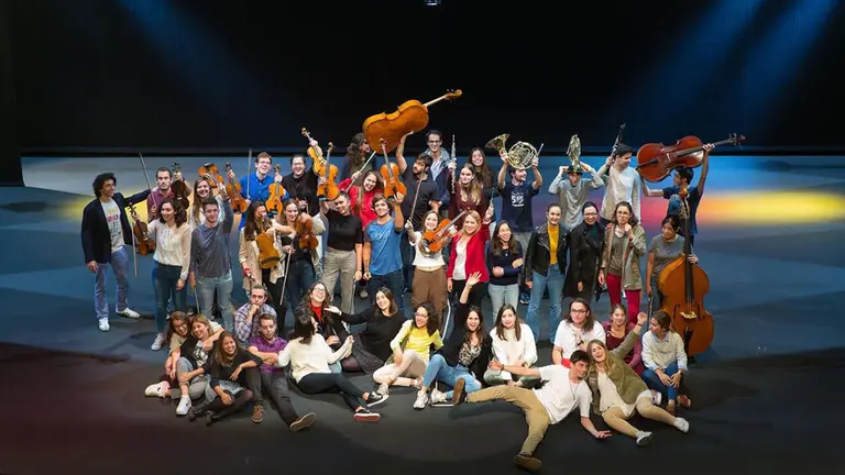 Algunos de los alumnos que participan en el programa Talento Artístico en el teatro del Museo UNAV