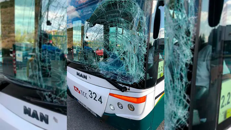 Imagen de la luna delantera de la villavesa accidentada tras atropellar a un ciclista en Pamplona.