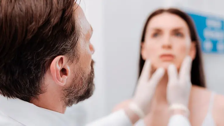 Un profesional de cirugía estética ARCHIVO