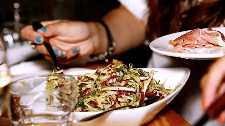 Una mujer comiendo una ensalada ARCHIVO