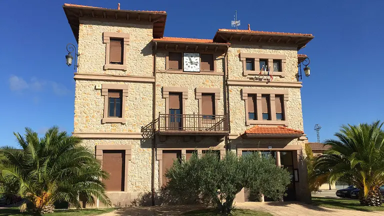 Fachada del Ayuntamiento de Murieta, antigua estación del ferrocarril vasconavarro hasta 1967