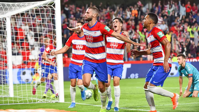 Los jugadores del Granada celebran el primer gol del equipo nazarí durante el encuentro correspondiente a la jornada novena de primera división que disputan esta noche frente a Osasuna en el Nuevo Estadio Los Cármenes, en Granada. EFE / Miguel Angel Molina.