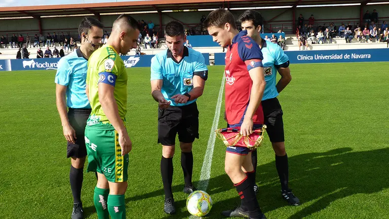 Trio arbitral y capitanes del partido Osasuna Promesas - Unionistas en Tajonar