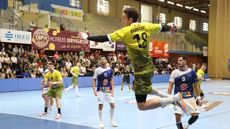 El navarro Íñigo Barricart juega en el Guadalajara de liga Asobal. @bmbenidorm.