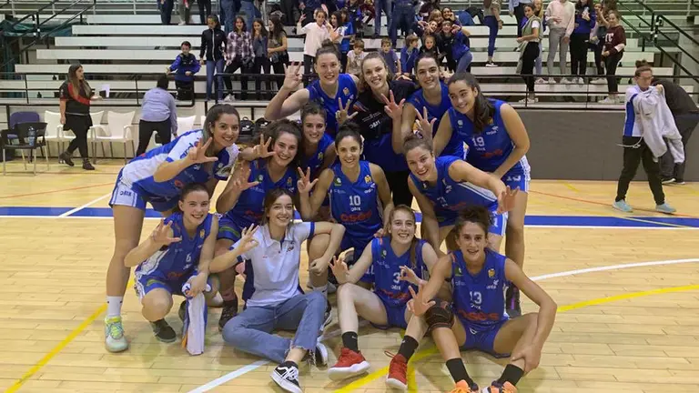 Las jugadoras del FNB Ardoi celebran su victoria en Arrosadía. @FNBArdoi.