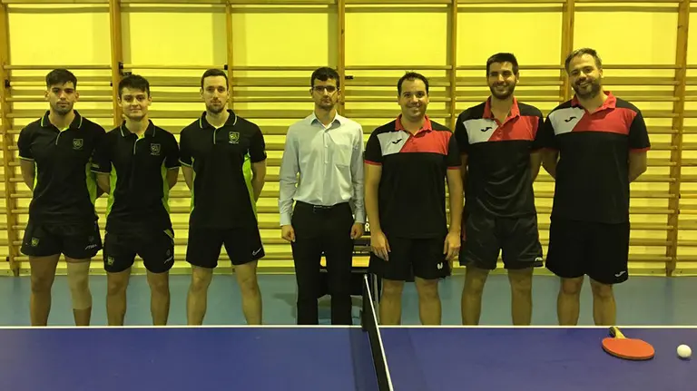Jugadores de Oberena de tenis de mesa ante el Sallent catalán. Cedida.