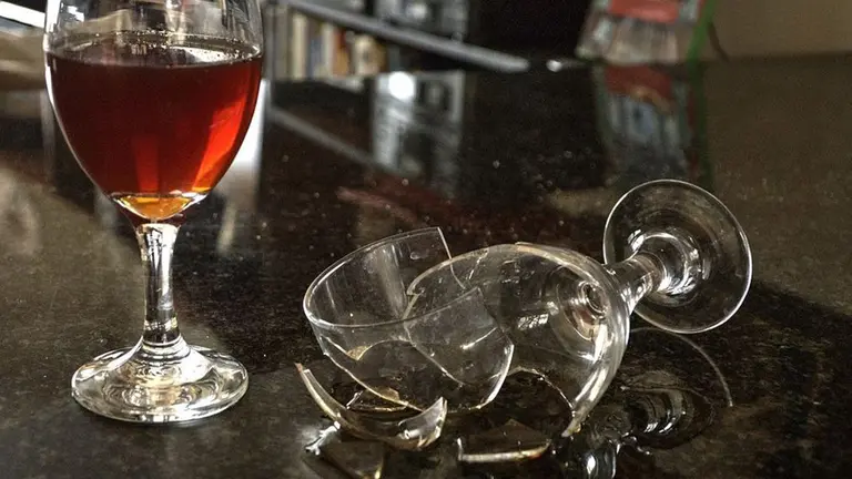 Un vaso roto sobre la barra de un bar ARCHIVO