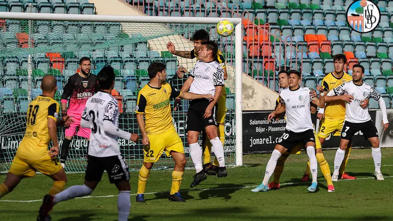 Partido entre el Salamanca UDS y el Izarra en el estadio Helmántico. Web Salamancacfuds.
