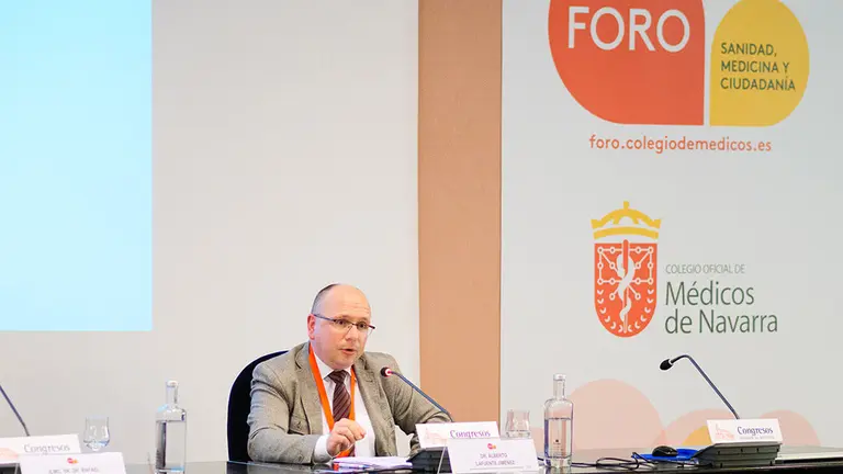 Alberto Lafuente durante la presentación de conclusiones del I Foro Sanidad, Medicina y Ciudadanía del Colegio de Médicos de Navarra CEDIDA