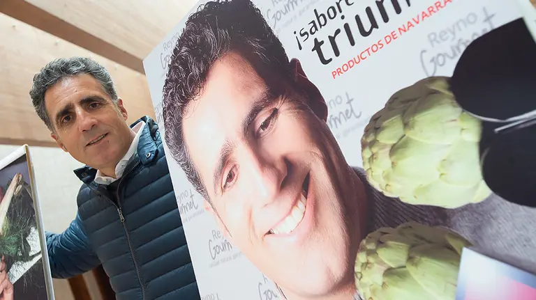 GRAFCAV9520. PAMPLONA (NAVARRA), 22/10/2019.- El pentacampeón del Tour de Francia, Miguel Indurain (5d), ha participado este martes junto a distribuidores, carniceros y hosteleros en el 25 aniversario de la I.G.P. Ternera de Navarra, coincidiendo con la conmemoración de su 25 aniversario del récord de la hora en Burdeos en 1994. EFE/Iñaki Porto.
