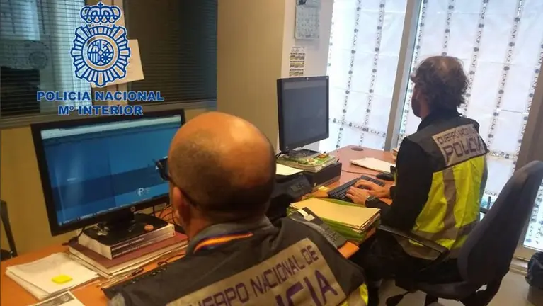 Agentes de la Policía Nacional POLICÍA NACIONAL