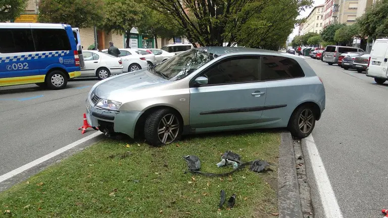 Un conductor que ha dado positivo en cannabis y cocaína acaba estrellado contra una mediana de la calle Monasterio de Irache PM PAMPLONA