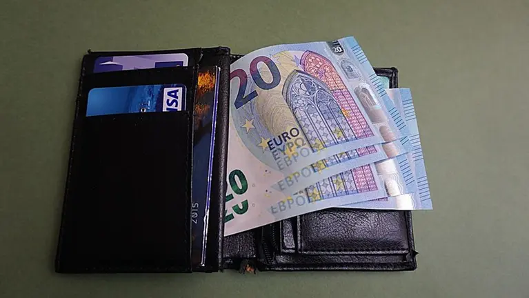 Una cartera llena de dinero y tarjetas ARCHIVO