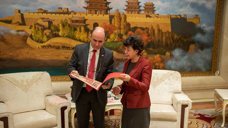 El consejero Manu Ayerdi en el acto de recibimiento en Gansu junto a la vicegobernadora local He Bei GOBIERNO DE NAVARRA